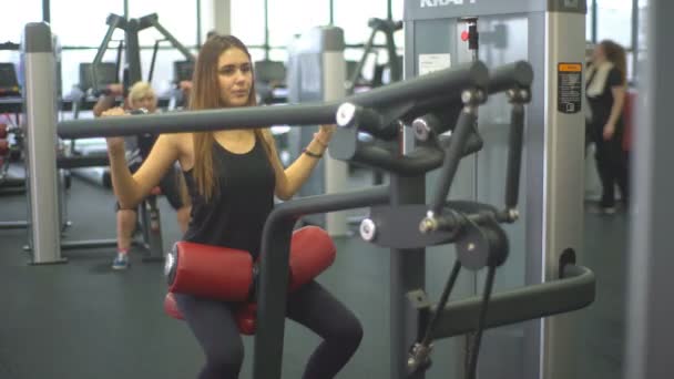 Belle jeune femme faisant des exercices pour renforcer le simulateur d'épaule — Video