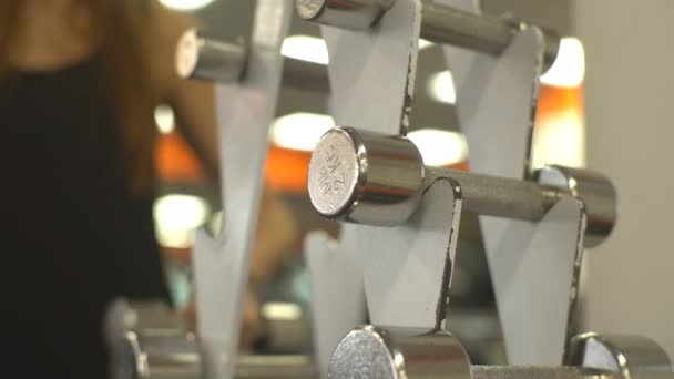 Gimnasio mujer entrenamiento de fuerza levantamiento de pesas — Vídeo de stock