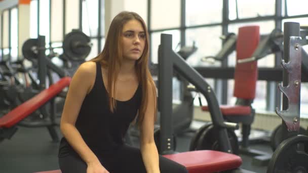 Sport, fitness, femme sportive mains avec haltères légers — Video