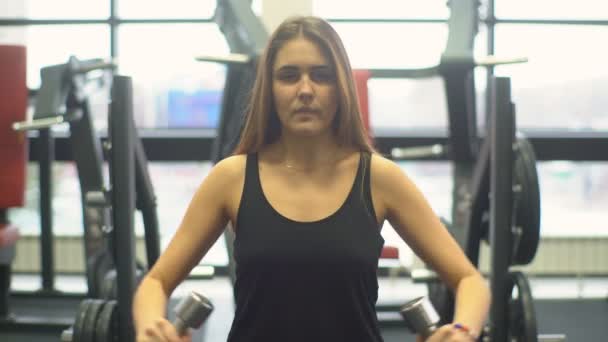 Sport, fitness, sportieve vrouw handen met lichte halters — Stockvideo