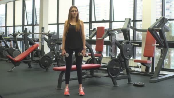 Passar kvinna fitness utför gör marklyft övning med hantel — Stockvideo
