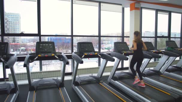 Gadis yang bekerja di treadmill di gym — Stok Video
