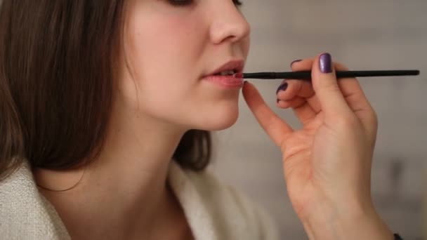 Make-up artist arbete i sin ateljé — Stockvideo