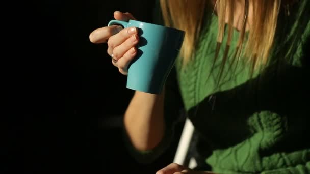 Chica joven sonriendo encantadoramente a la cámara — Vídeos de Stock