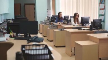 Çağrı merkezinde çalışan iki sevimli kız