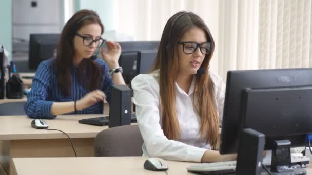 Две женщины колл-центр использовать компьютер — стоковое видео