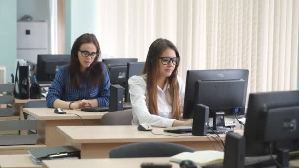 Mujeres que trabajan en un centro de llamadas con clientes — Vídeos de Stock