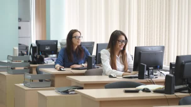 Mujeres que trabajan en un centro de llamadas con clientes — Vídeos de Stock