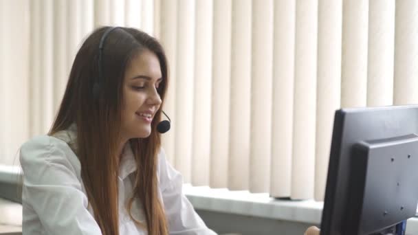 Menina positiva trabalhando no call center — Vídeo de Stock