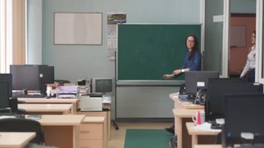 Kadın opetor çağrı merkezi çalışma alanı'na Git