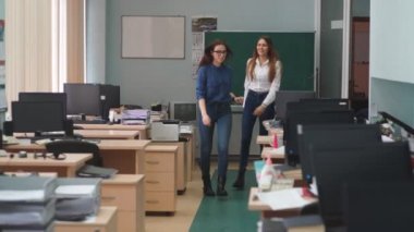 Kadın opetor çağrı merkezi çalışma alanı'na Git