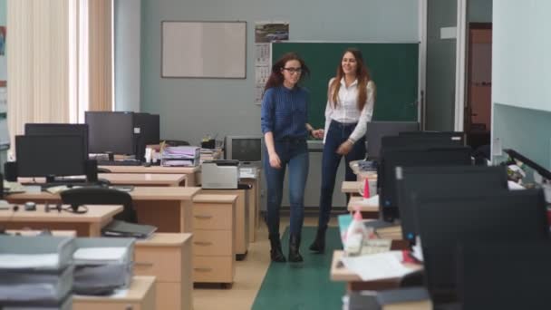 Mulher opetor call center ir para o local de trabalho — Vídeo de Stock