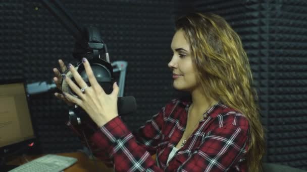 Radio-DJ im Studio — Stockvideo