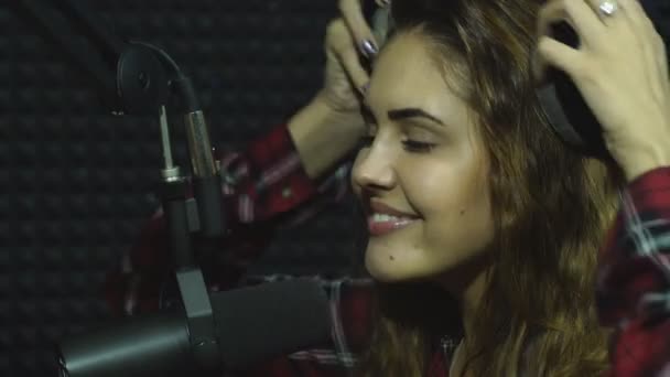 Hermosa radio DJ sonriendo en la cámara — Vídeo de stock