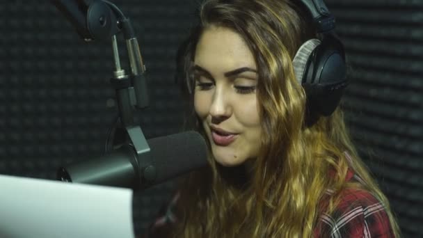 Een radio-dj leest Nieuws in de omroep studio — Stockvideo