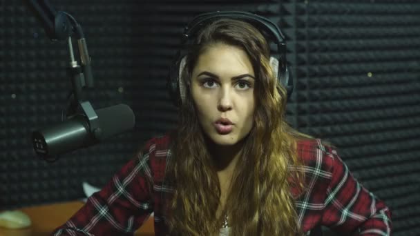 Όμορφο κορίτσι dj hamming ραδιόφωνο — Αρχείο Βίντεο