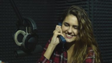 Radyo Dj Studio oturan ve haber okuma