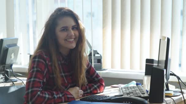 Menina bonita trabalha no escritório e sorrindo para a câmera — Vídeo de Stock