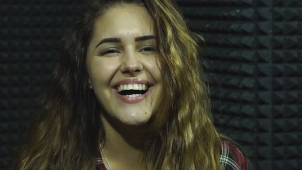 Bela menina dj rádio hamming — Vídeo de Stock