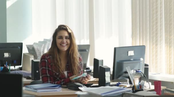 Hermosa chica sentada en la oficina — Vídeos de Stock