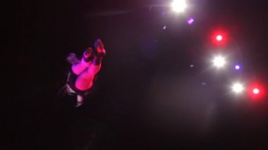 Kız bir numara sirkte gerçekleştirir.