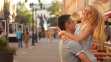 adam kız ellerinde vardır.