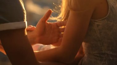 Çift bir şehir çatı üstünde öpüşme