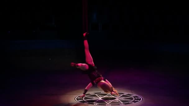 The girl performs a trick in circus — Stock Video