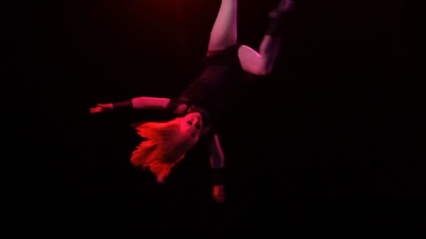 女孩在马戏团里表演危险的特技 — 图库视频影像