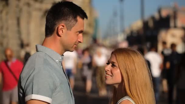 Gelukkige paar in liefde lopen in Sint-Petersburg — Stockvideo