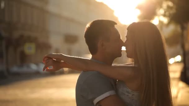 Счастливая влюбленная пара гуляет по Санкт-Петербургу — стоковое видео
