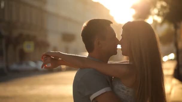 Pareja feliz enamorada caminando en San Petersburgo — Vídeo de stock