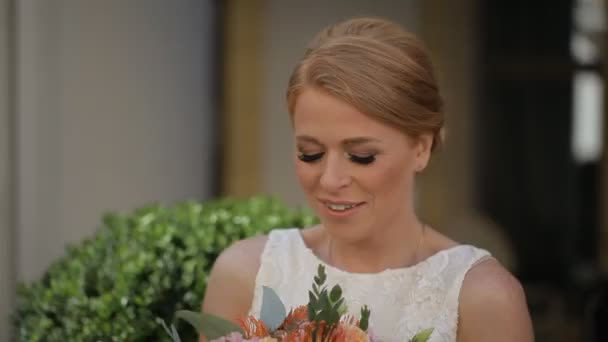 Smiling bride holding big wedding bouquet — Stock Video