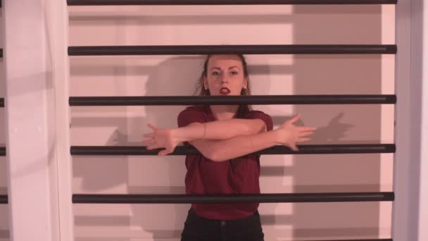 Vrouw dansen in de stijl van Vogue — Stockvideo