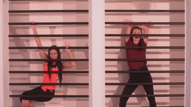 Twee vrouw dansen in de stijl van Vogue — Stockvideo