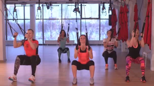 Un groupe de personnes engagées dans la forme physique — Video