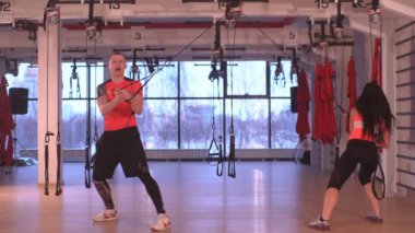 el egzersiz yaparak bir kadın olan bir adam