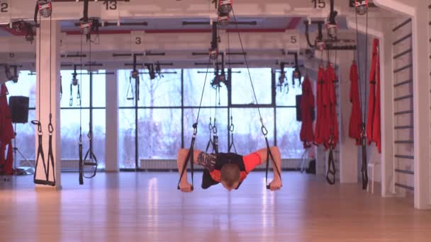 Hombre haciendo flexiones — Vídeo de stock