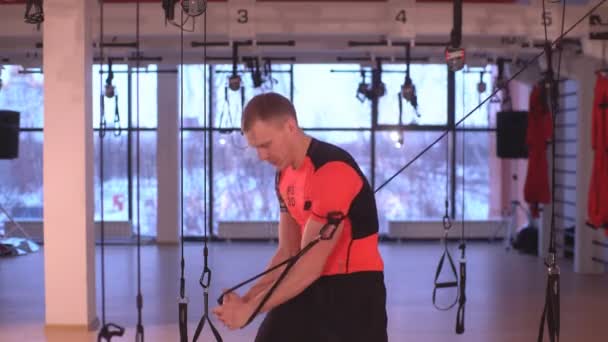 En man gör en hand övning — Stockvideo