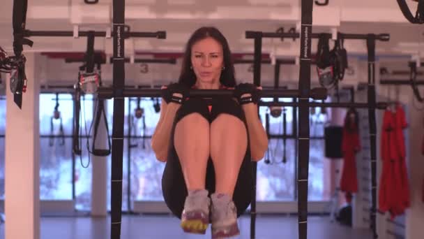 Ragazza che fa esercizio in sala fitness — Video Stock