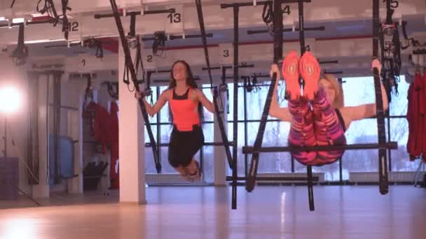 Deux filles s'amusent dans la salle de gym — Video