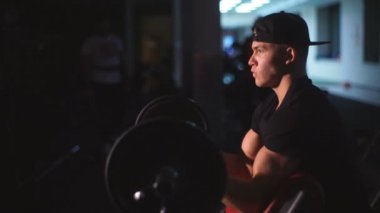 adam pazı sallıyor