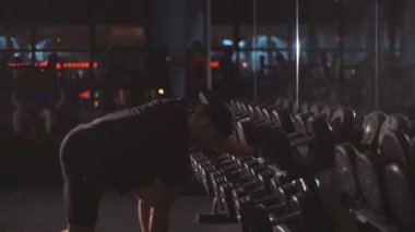 adam pazı sallıyor