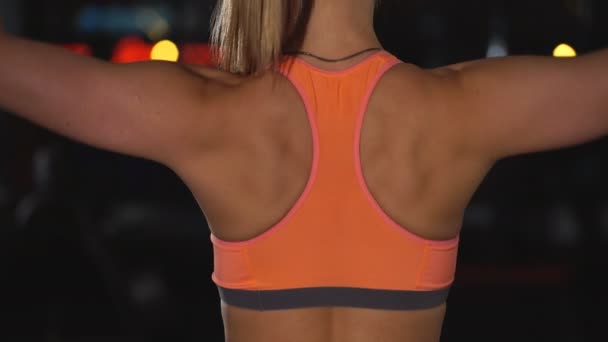 Mujer haciendo ejercicio con mancuernas en los hombros — Vídeo de stock