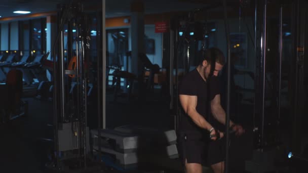 L'homme secoue les biceps — Video