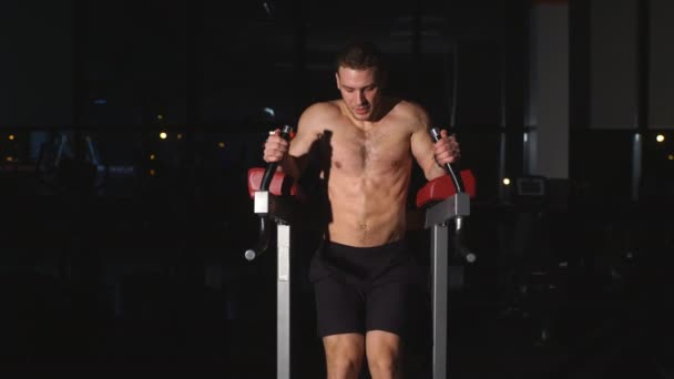 Man doing exercise at the press on the simulator — Stock Video