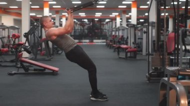 Bir adam çok fonksiyonlu egzersizleri simülatörde yapar.