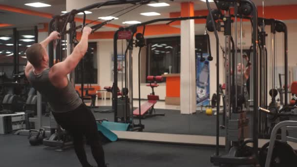 Un homme fait des exercices multifonctionnels dans le simulateur 