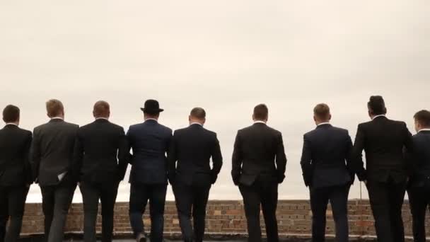 Девять мужчин в костюмах веселятся — стоковое видео