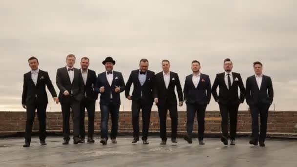 Nueve hombres en trajes divirtiéndose — Vídeo de stock